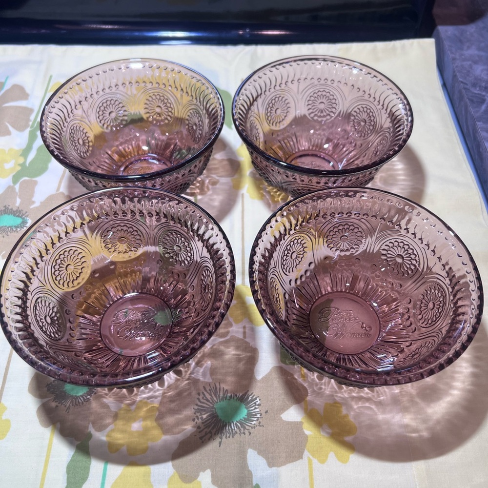 Pioneer woman Adeline glass fruit bowls 5” plum
Set-4-excellent condition